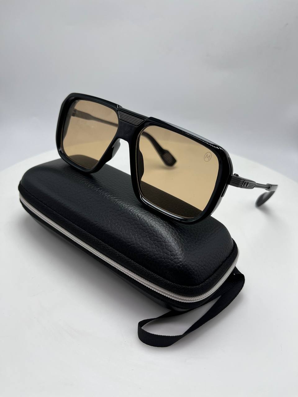 نظارات شمسية عصرية بتصميم فاخر – حماية وأناقة في كل إطلالة