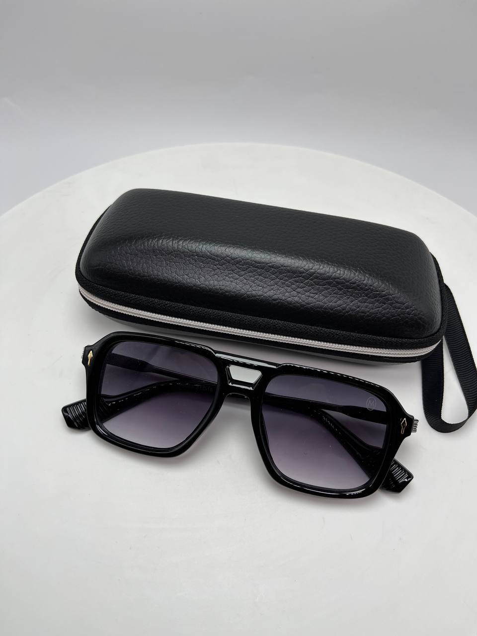 نظارات شمسية عصرية بتصميم فاخر – حماية وأناقة في كل إطلالة