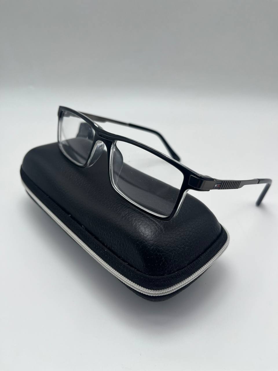 نظارات عصرية بإطار عالي الجودة – أناقة وراحة طوال اليوم