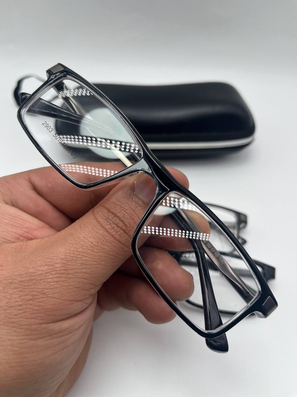 نظارات عصرية بإطار عالي الجودة – أناقة وراحة طوال اليوم
