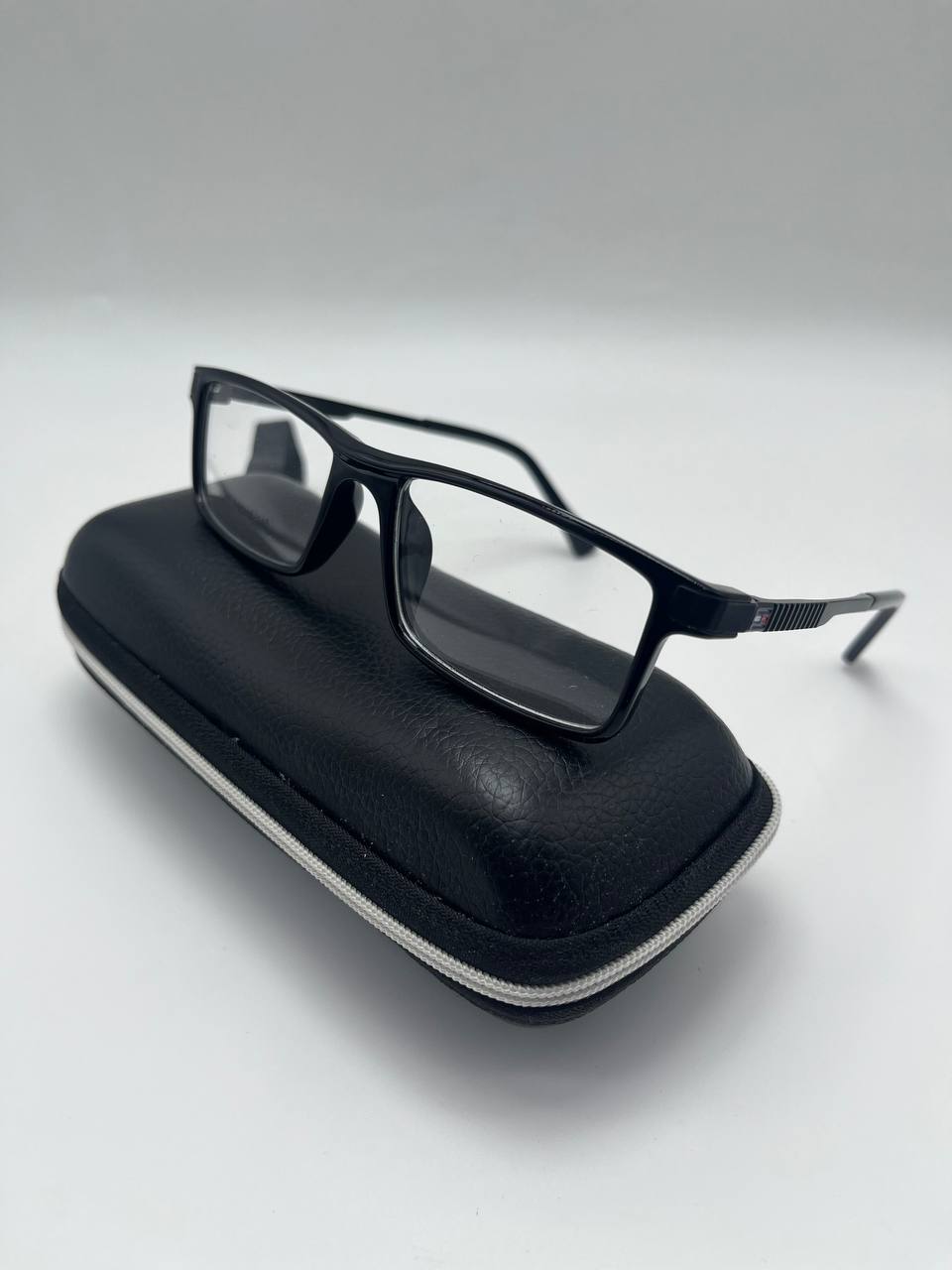 نظارات عصرية بإطار عالي الجودة – أناقة وراحة طوال اليوم