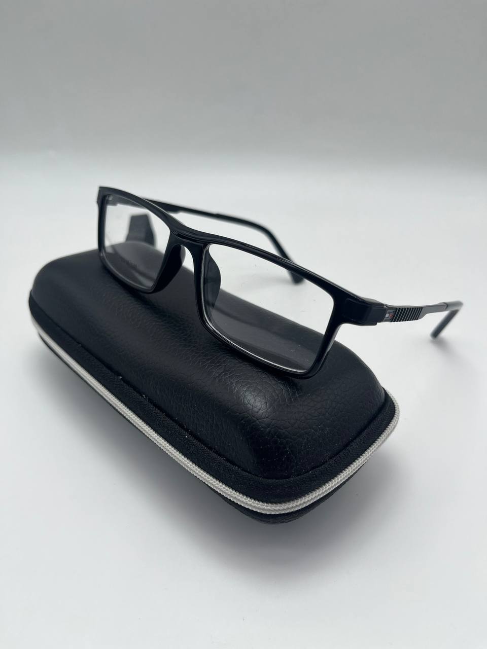 نظارات عصرية بإطار عالي الجودة – أناقة وراحة طوال اليوم