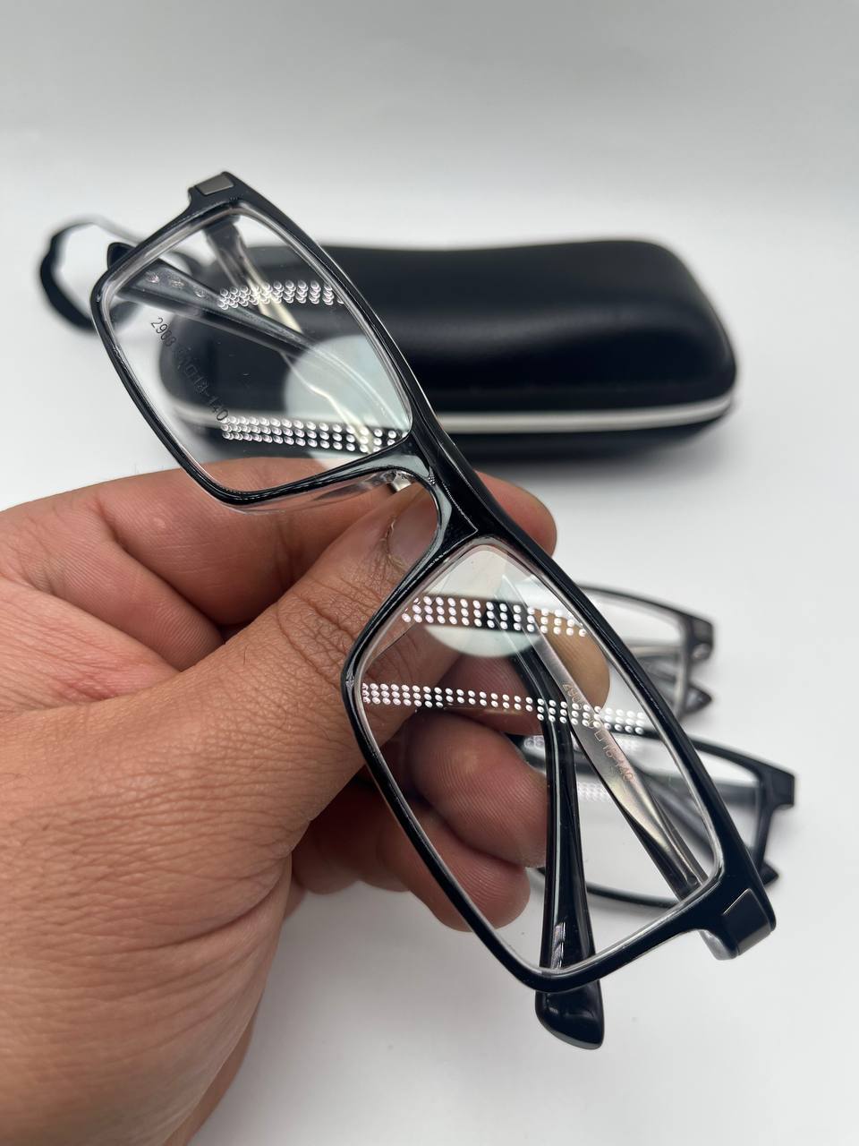 نظارات عصرية بإطار عالي الجودة – أناقة وراحة طوال اليوم