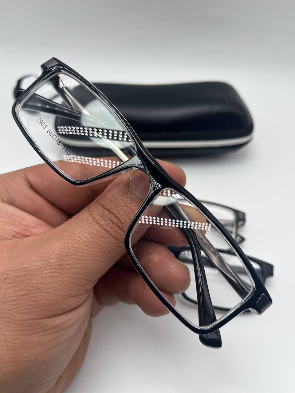 نظارات عصرية بإطار عالي الجودة – أناقة وراحة طوال اليوم