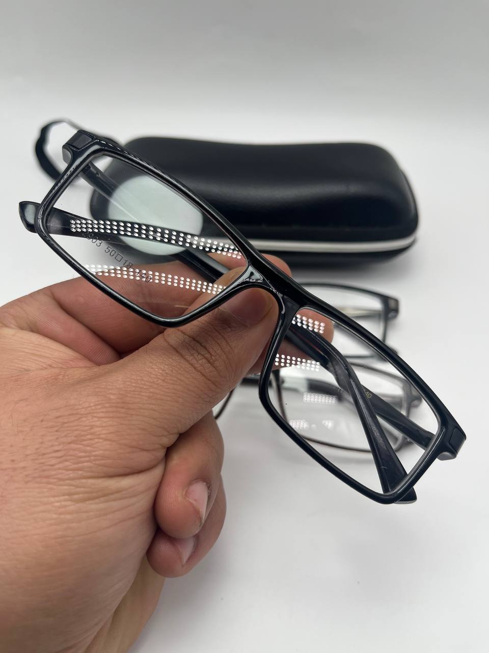 نظارات عصرية بإطار عالي الجودة – أناقة وراحة طوال اليوم