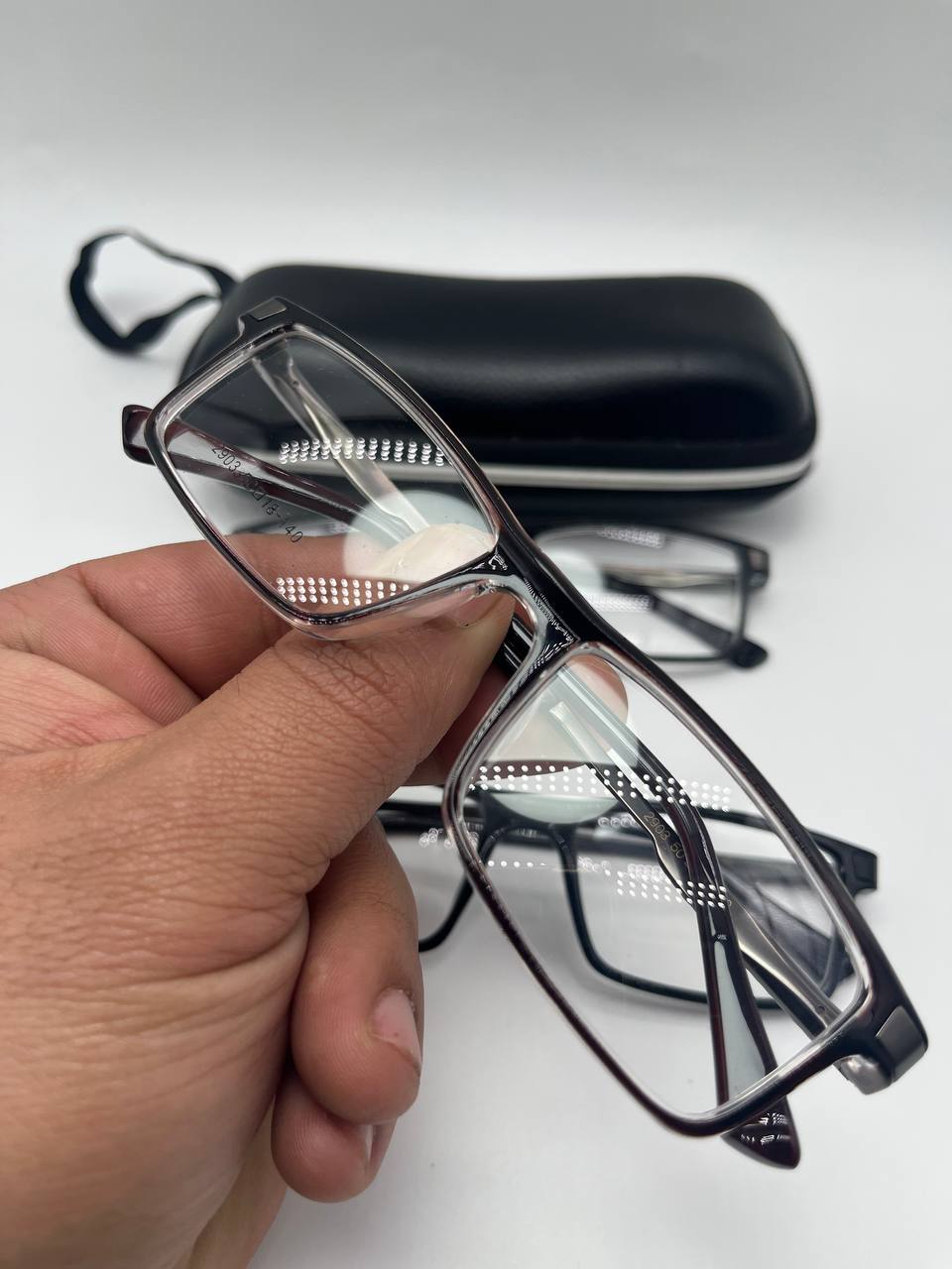 نظارات عصرية بإطار عالي الجودة – أناقة وراحة طوال اليوم