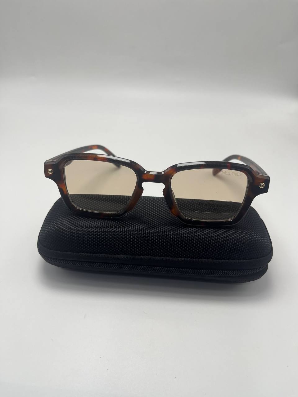 John Dalia نظارات  فوتوكروميك – تصميم فاخر وحماية UV400